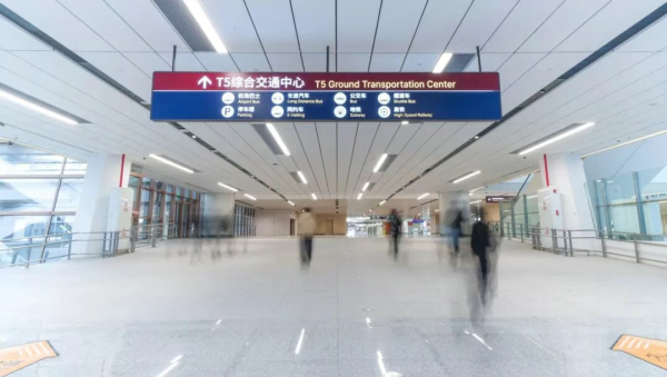 恒盈配资 西安咸阳机场有人坠楼砸到清洁工？目击者称当时他们站成一排正开会，多方回应