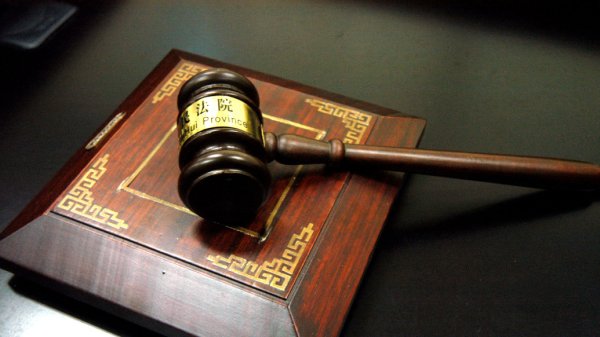 忠程配资 金店老板为牟利向可疑人员出售超百万元黄金，被判刑三年六个月