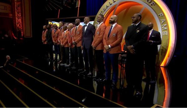 华信投资 梦八队入选名人堂感人一幕：11位球员上台只差黑曼巴 球迷高呼科比